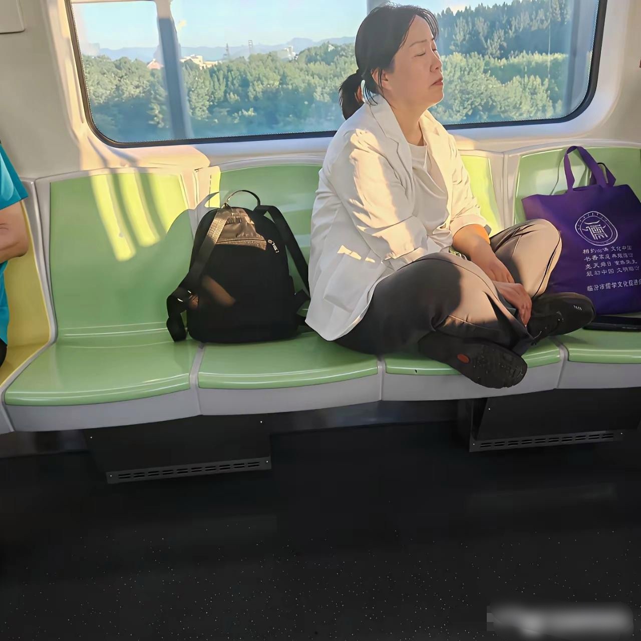 老天呐，她是怎么做到不脸红的啊 