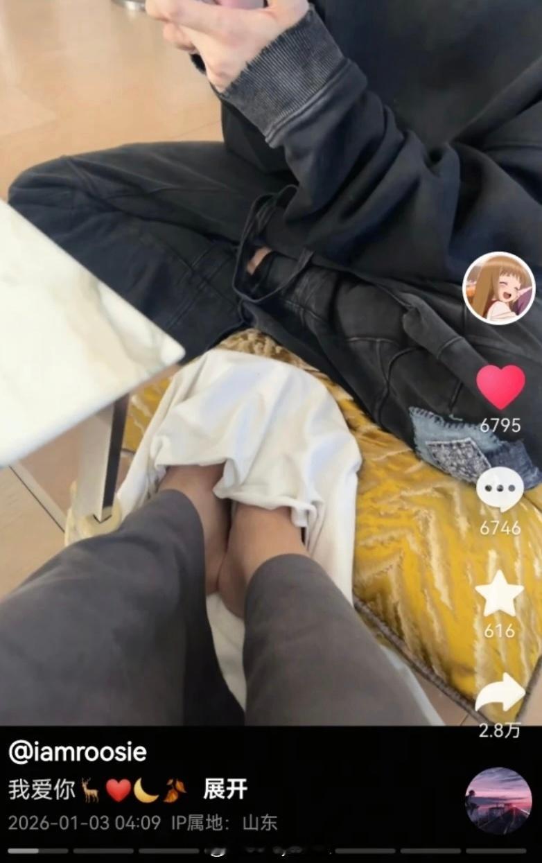 司晓迪晒出的合照人卫衣，关晓彤在2021年穿过同款，袖子与胸前图案一模一样…… 