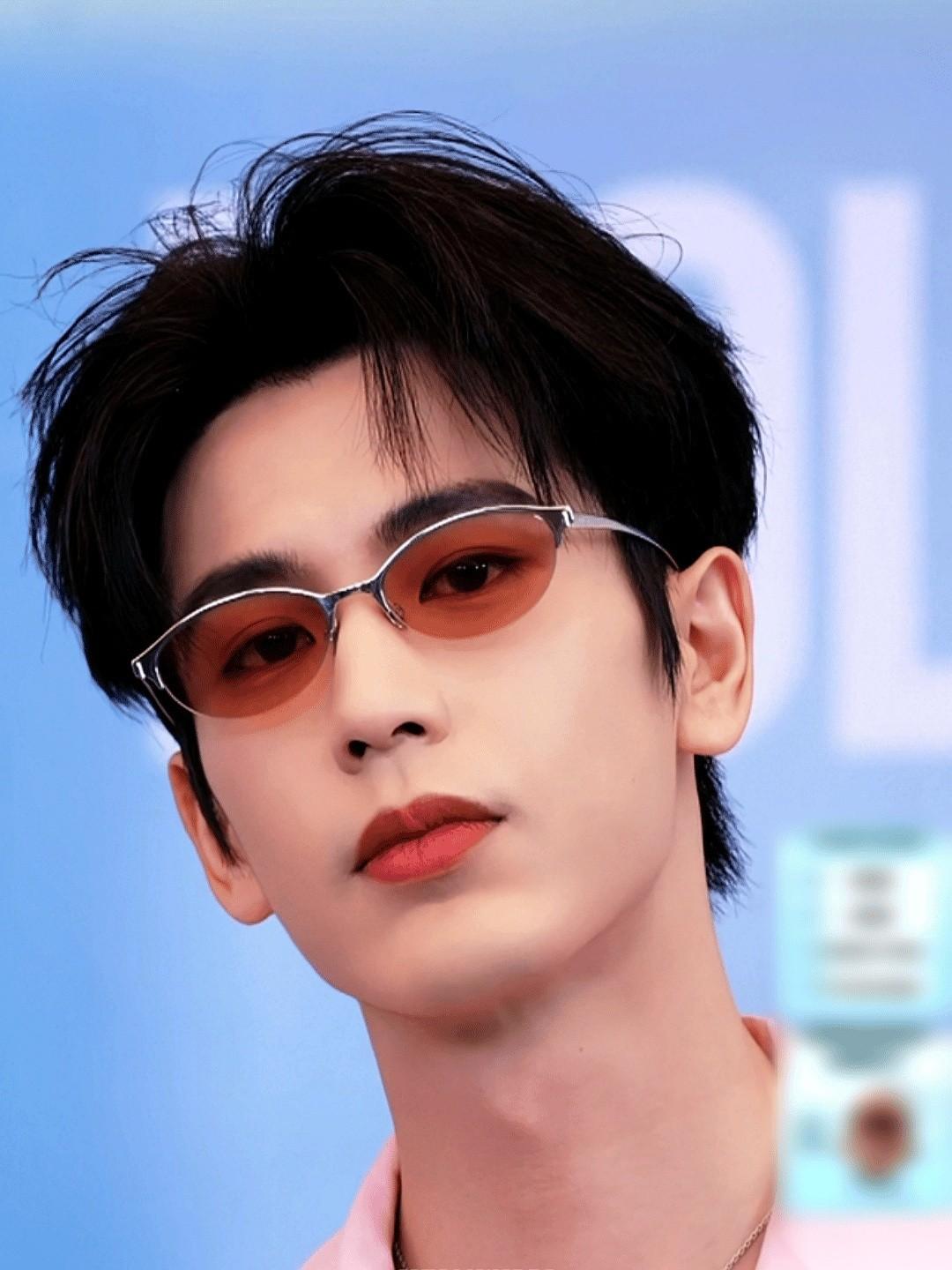 张凌赫这事儿，本来是朝着另一个方向去的。
直播结束，网上全是讨伐声，说他对线下应