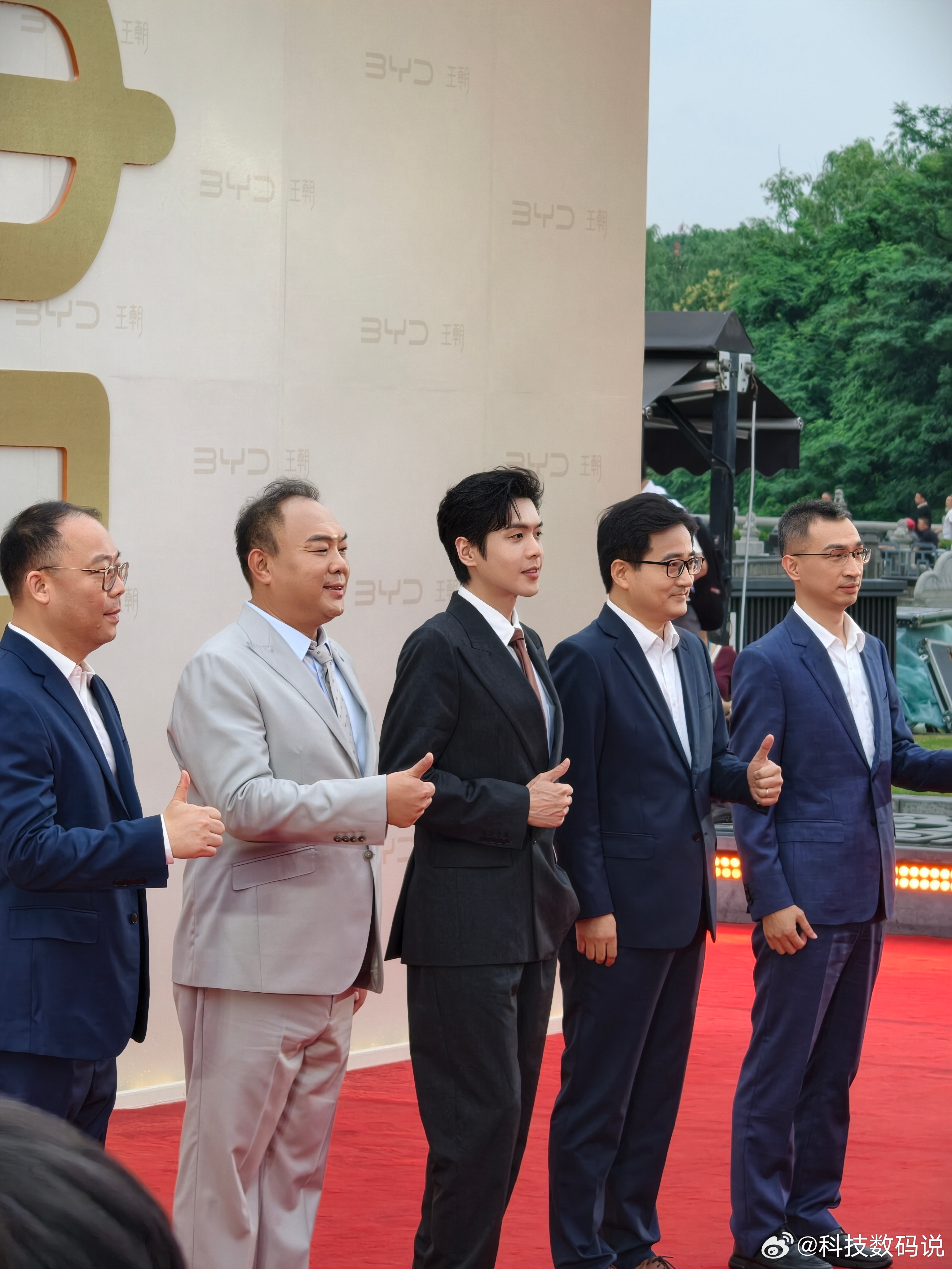 比亚迪大唐代言人张若昀来了，帅不帅？ 