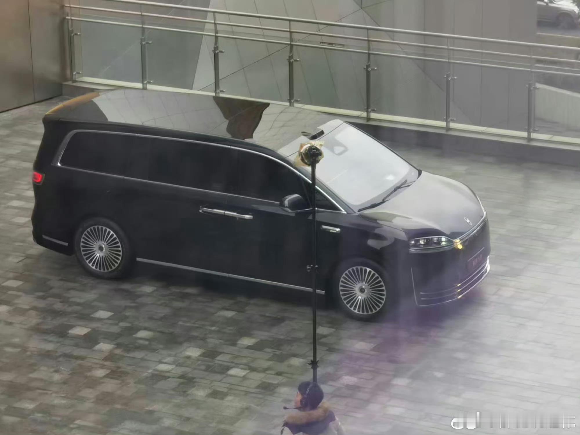 智界V9气场还是可以的，再加上华为的ip赋能，卖爆那是板上钉钉了。现在大家都在猜