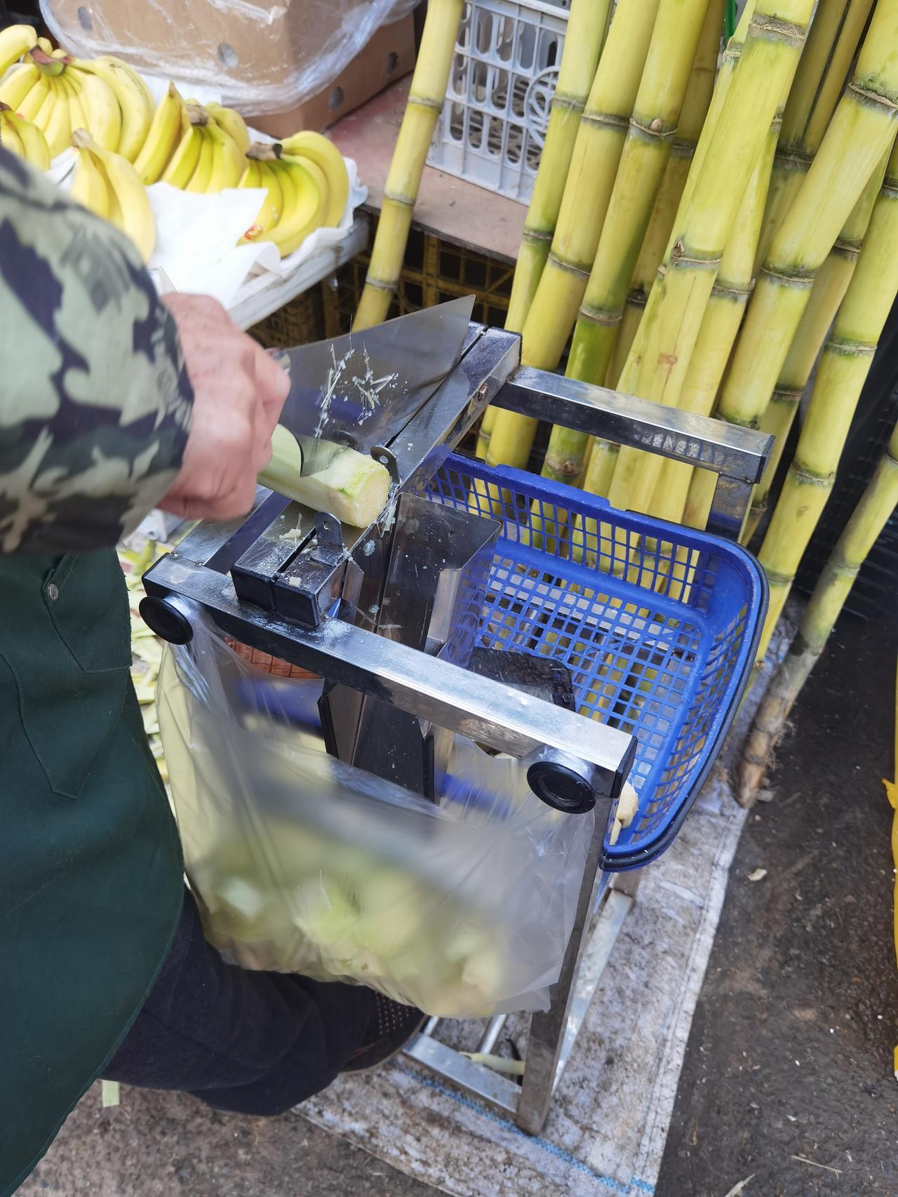 我们四川买菜买水果哪怕一点点都给你弄的多好，昨天我去买了半根甘蔗，3块一斤，老板