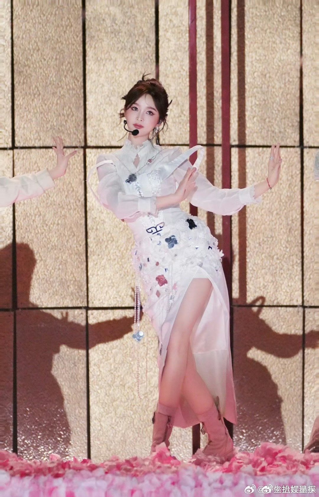 吴宣仪浪姐花田错直拍吴宣仪《花田错》直拍杀疯！眼尖发现侯佩岑走位偏差，秒拽手转场
