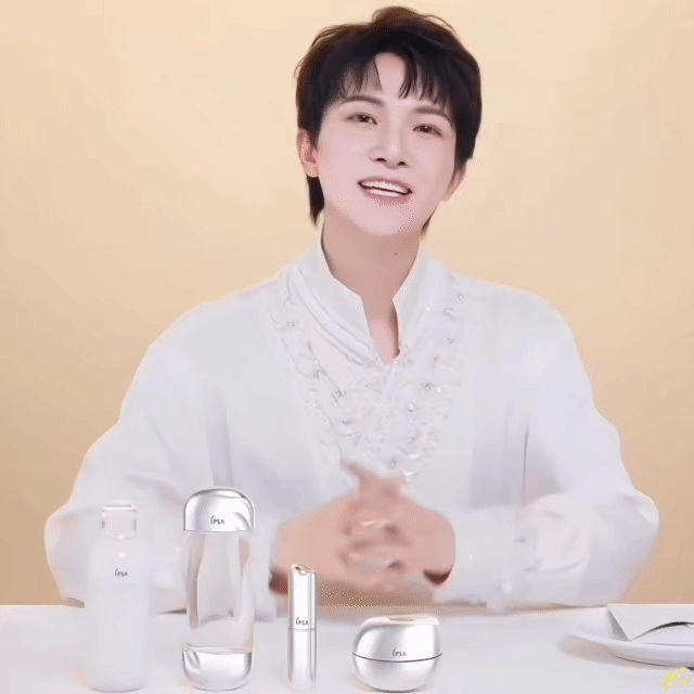 周深 ✨周深无实物摸马给自己整笑了 ✨周深送上一连串新年祝福 【小圈跟米子们说午