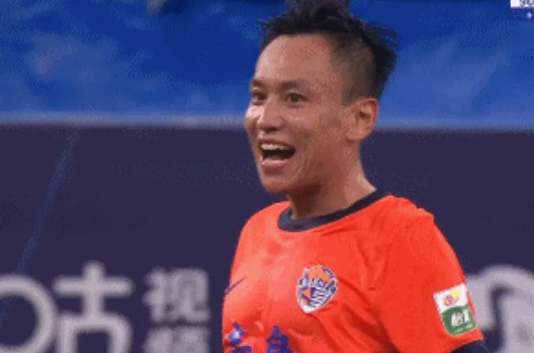 海牛3打1，38岁老将离谱50米“回传”门将！