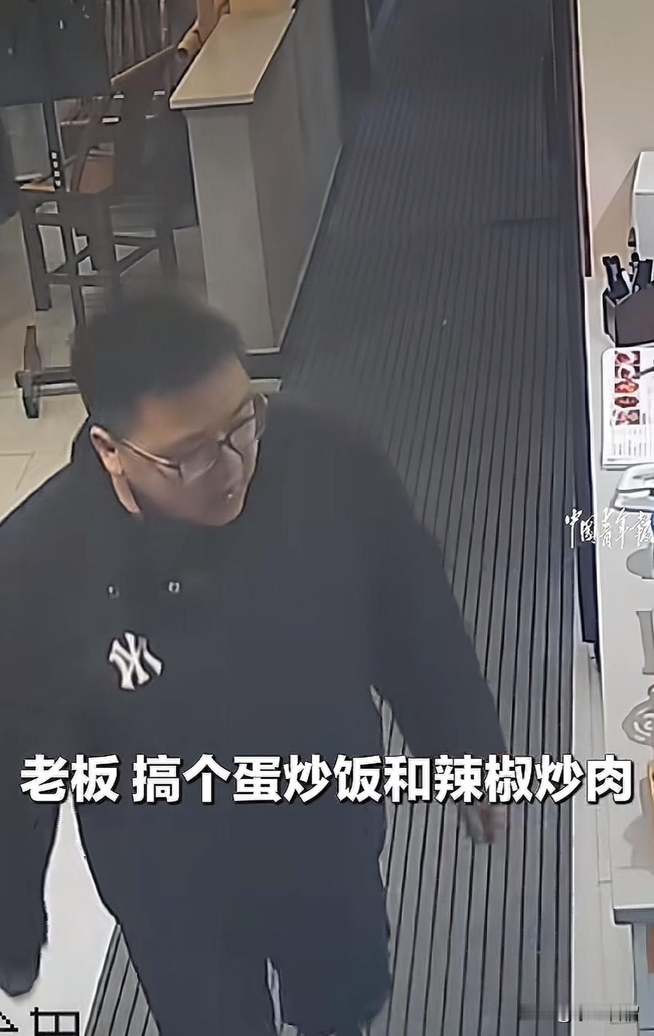 老板去接孩子，顾客竟自行下厨炒菜，吃完还付了钱，网友戏称这才是如假包换的“自助餐