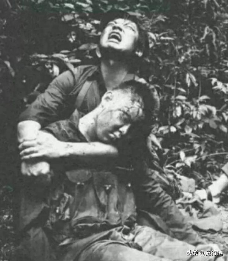 1987年，年仅32岁的解放军连长陈为民在老山战役上壮烈牺牲，他的战友在战斗结束