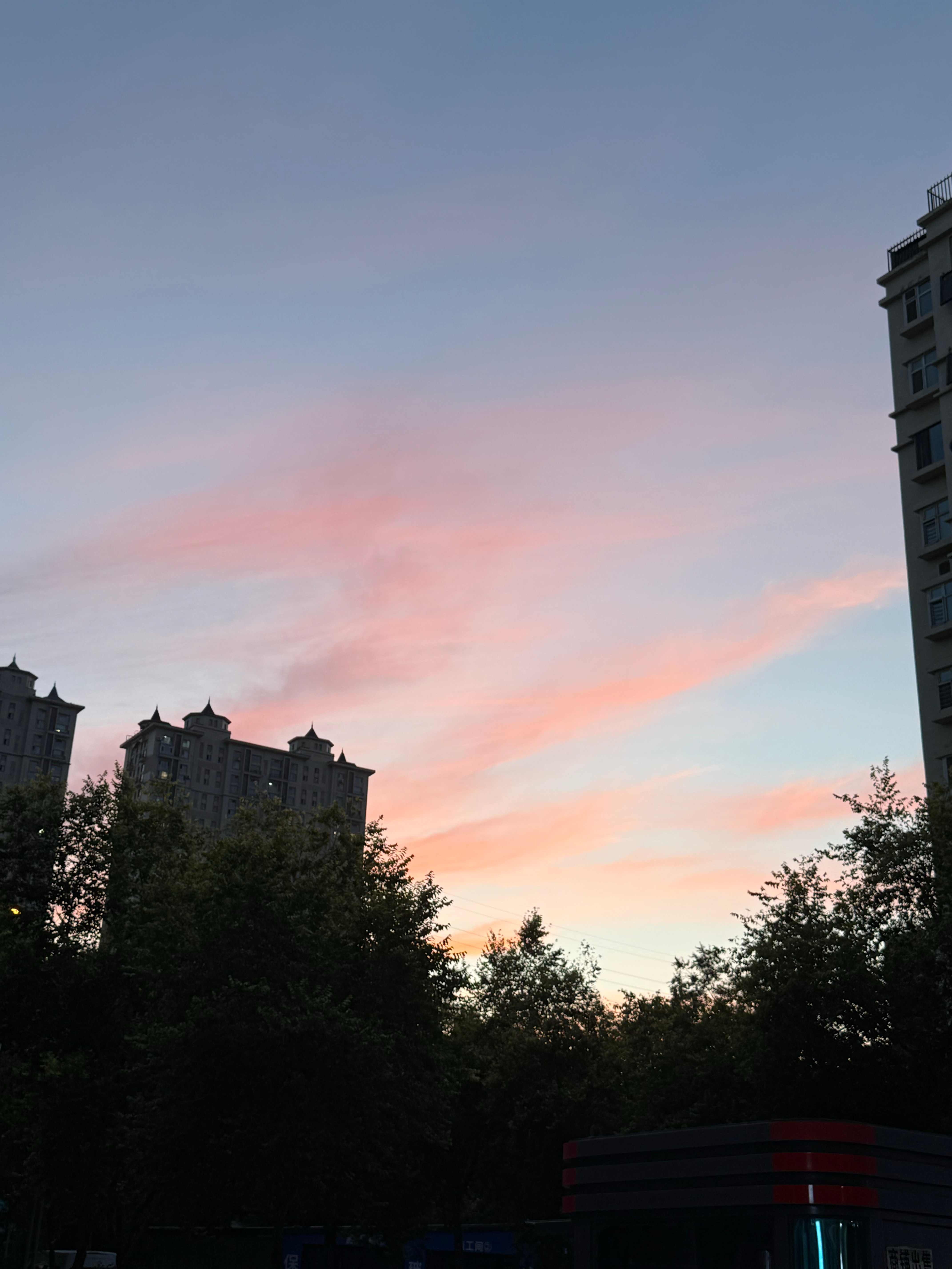 乌鲁木齐像是一个不夜城，日落极晚，夜如白昼。晚上九点半，还没天黑，太阳刚刚落山，