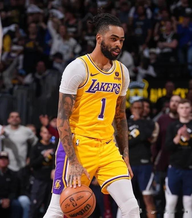 德安吉洛·拉塞尔在本常规赛的 76 场比赛中，三分命中率 41.5%，场均 7.