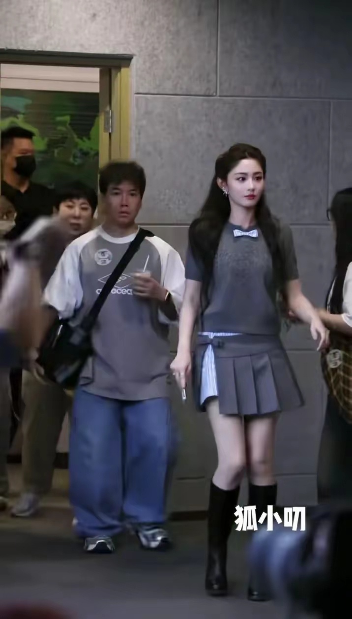 赵晴今天扫楼感觉瘦了好多镜头下的赵晴真是又高又明艳的大美女一枚，好好看！ ​​​