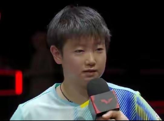 孙颖莎4-2击败王曼昱成功卫冕女单冠军，赛后采访高情商拉满。
她直言很开心再次夺