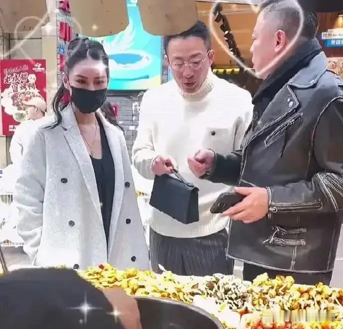 汪小菲带新女友现身成都，一起逛街买东西，女友热了脱下衣服，还帮拿外套，非常体贴周