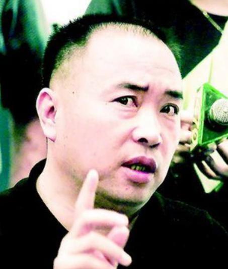 1999年，公安部密令抓捕赖昌星，赖昌星收到一个秘密电话，说了一句话，赖昌星听到