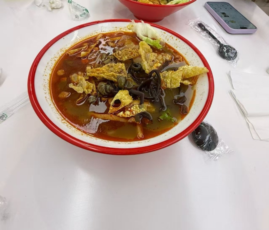 今天中午和我老闺儿吃螺蛳粉。我家室友不吃嫌弃味道大