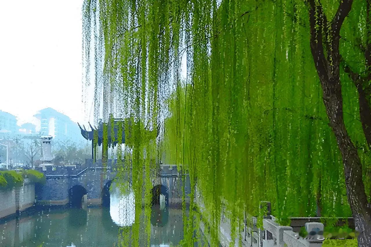 下联:？
此联上联描绘春日和煦，风拂栏杆，桃花绽处如醉颜嫣红。