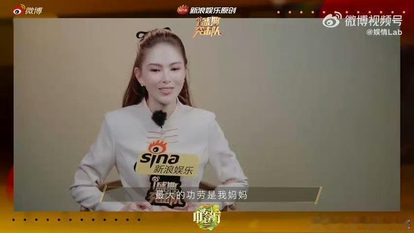 昆凌为妈妈上中餐厅 昆凌这波真的是把孝顺刻进了骨子里，为了妈妈的热爱勇敢尝试新事