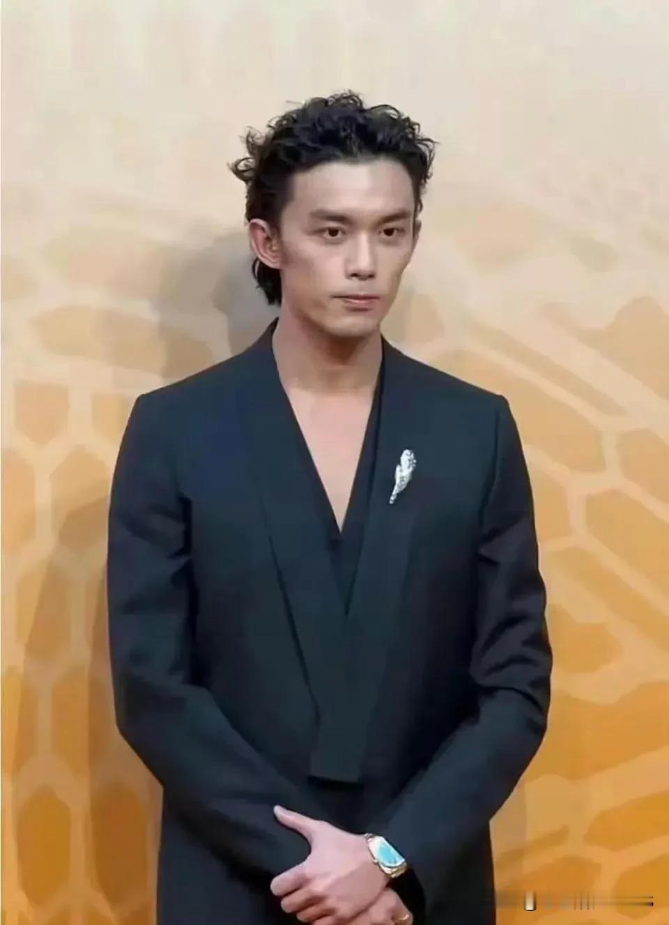 吴磊演技真的很不错，不过这发型得换换，脸上太瘦了点，看着有点骨感。得多吃点，肉肉