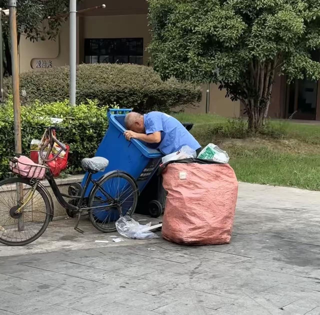今年挣钱的难度，从楼下垃圾桶就能看得一清二楚。

以前就两个人在楼下捡拾废品，现