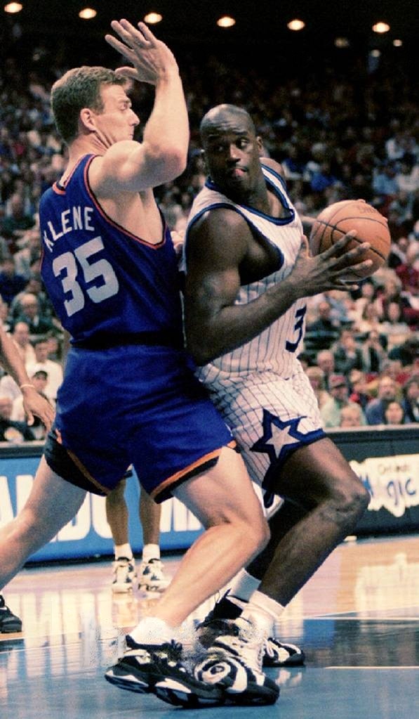 奥尼尔：  嘿 我用航母踩着你看你怎么防守？！    