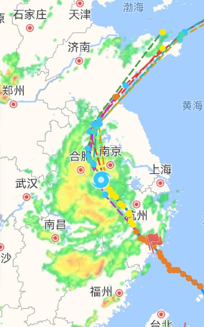 台风巴威来了，工友们难掩喜悦，相约晚上喝两杯，因为明天强制停工，难得可以睡个懒觉
