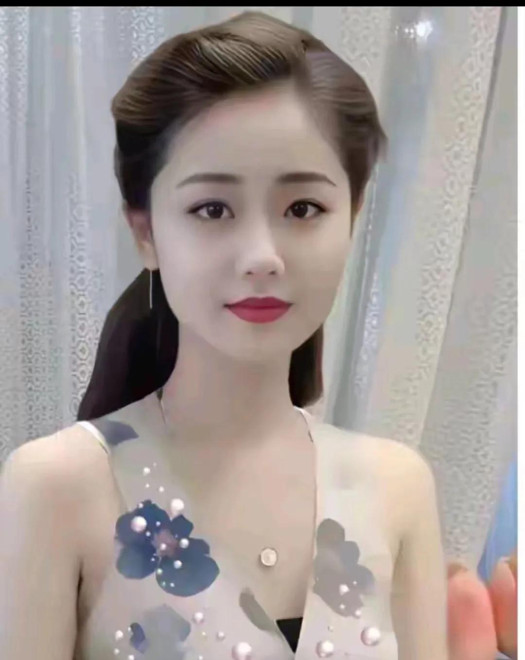 一位42岁的女子，她叫李婷，我的二姨。她独立坚强，生活中总是笑容满面，却始终单身
