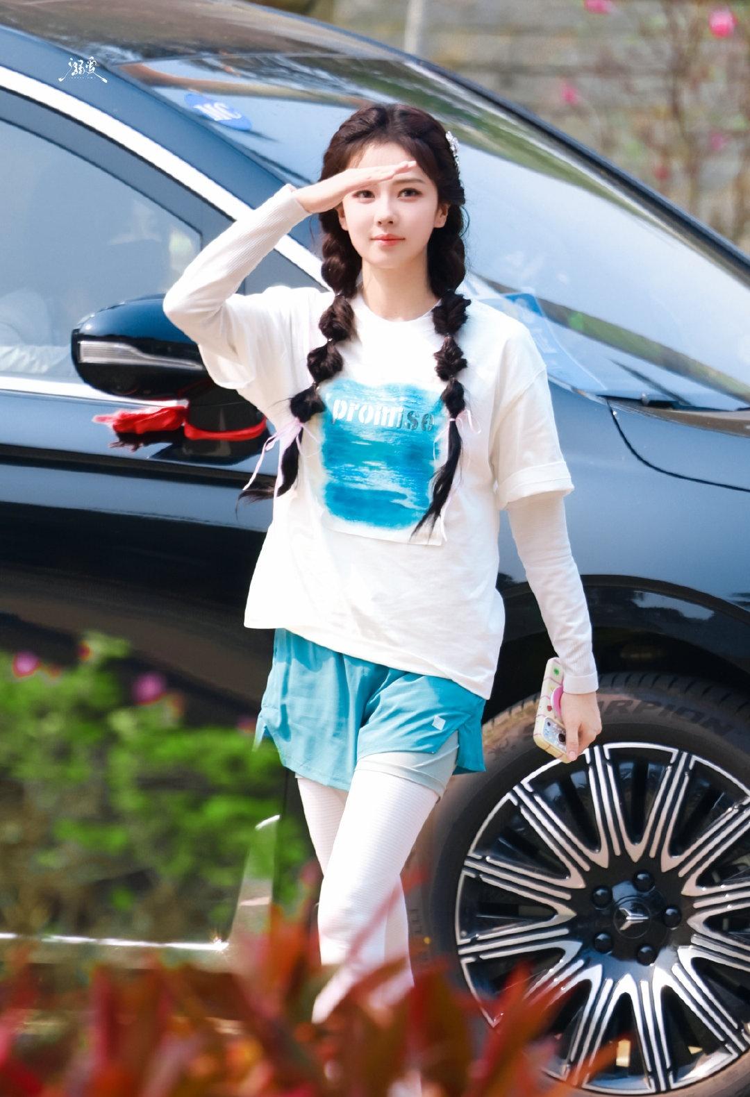 白鹿   🍍白鹿卷发碎花裙造型 🍍白鹿回应小猫饭撒 

你睫毛颤动时的光晕，