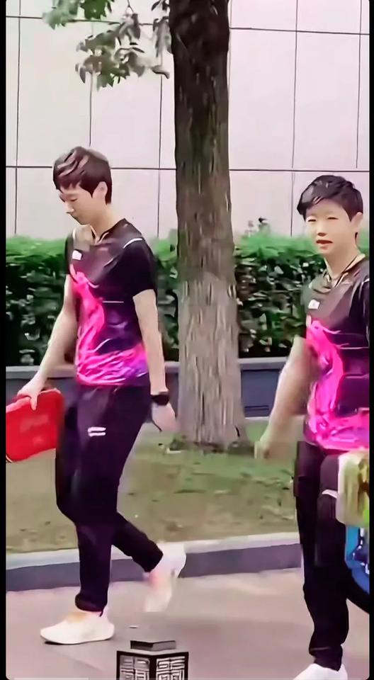 莎莎和王曼昱是最棒的国乒。愿她俩个强强联手抗起中国乒乓的大旗。打败外协。
这画面
