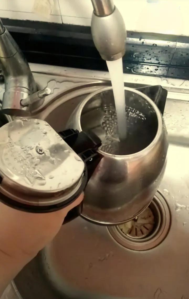 自己烧水喝和买桶装水哪种更健康
 同样是喝热水，有人坚持烧开水，有人只信桶装水，