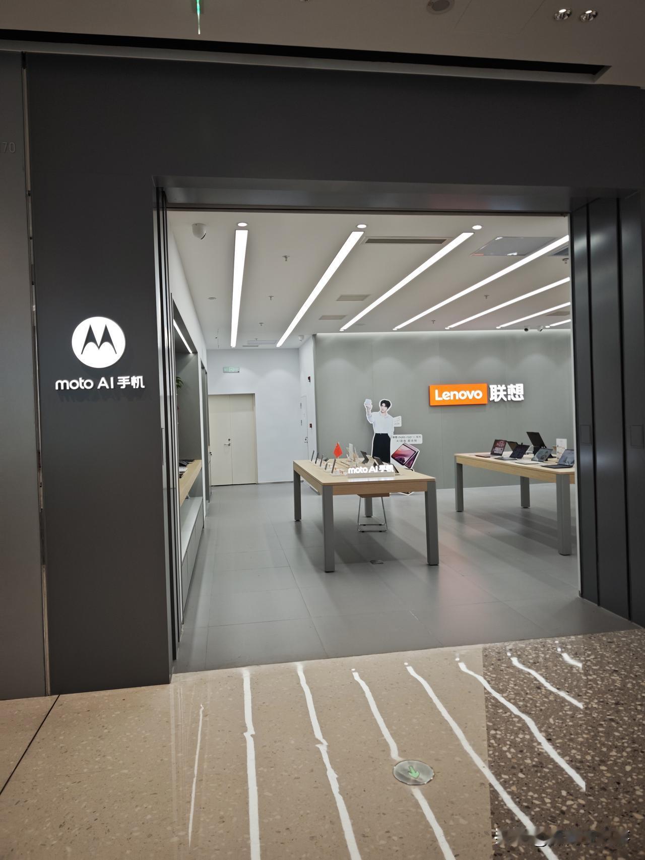 联想收购的摩托罗拉手机竟然还活着，这牌子现在估计没几个消费者认可了，联想这公司总