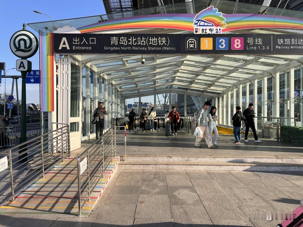 这些年，青岛在人性化方面取得了很大地进展，自然而然让城市文明又向前走了一大步，因