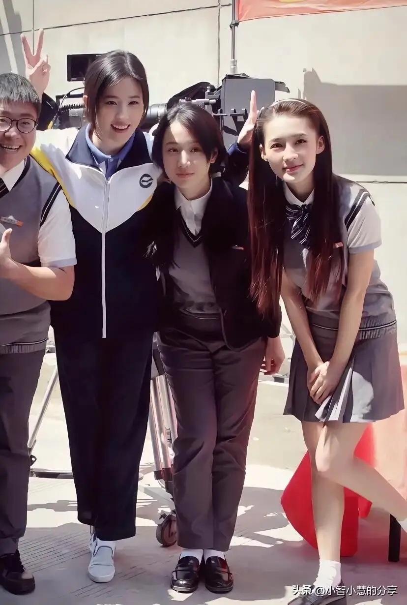三位女演员的同框中，这一次最美的不是穿校服的刘亦菲，也不是穿裙子的李沁，而是中间