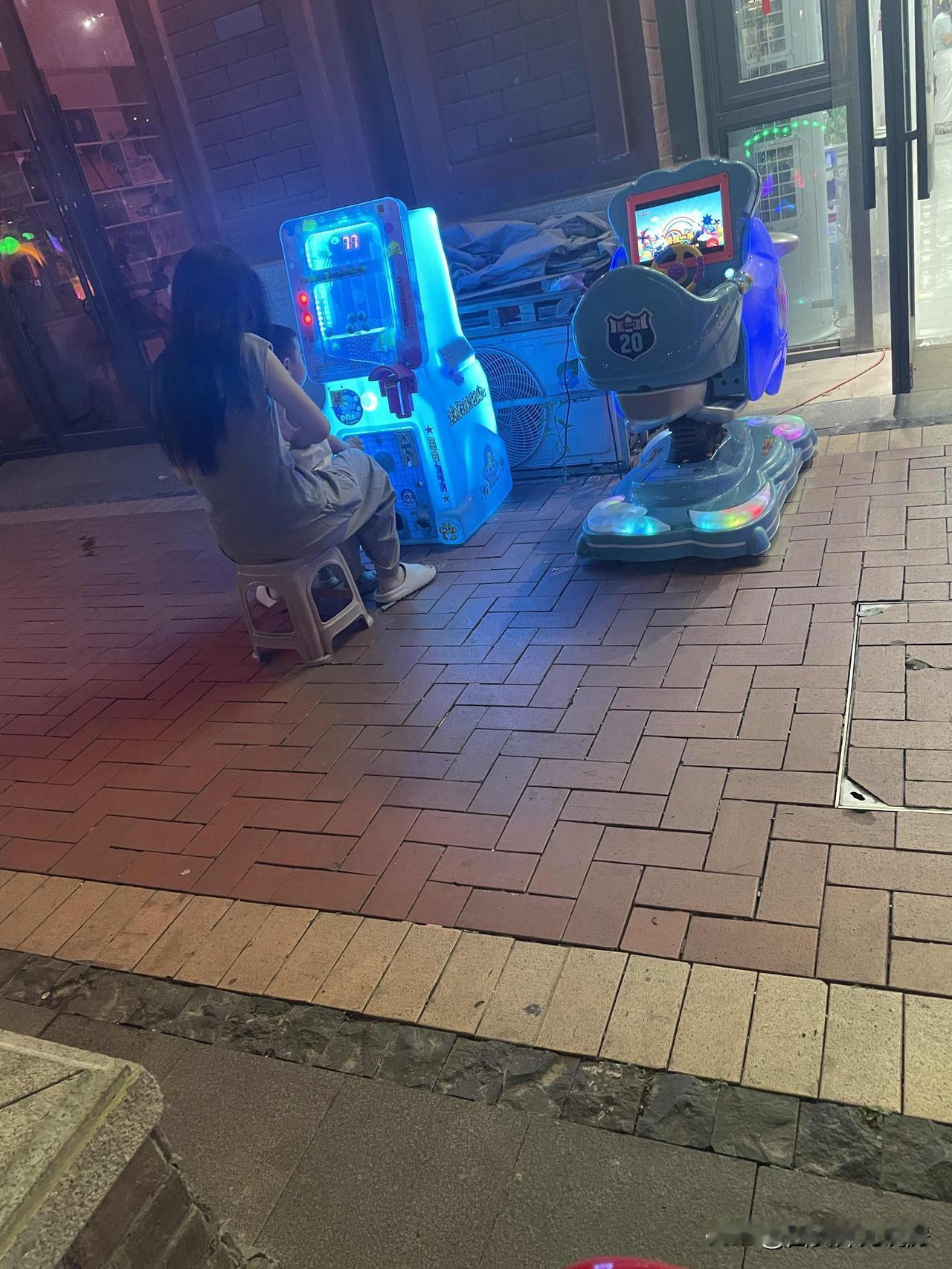 一直以为楼下商铺里那些供小孩玩的摇摇车是商铺老板自己购买的，和商铺老板一聊才知道