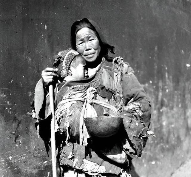 1949年，一个女乞丐求见县委书记，却被门口卫兵拦了下来，这时，女乞丐拿出了一个