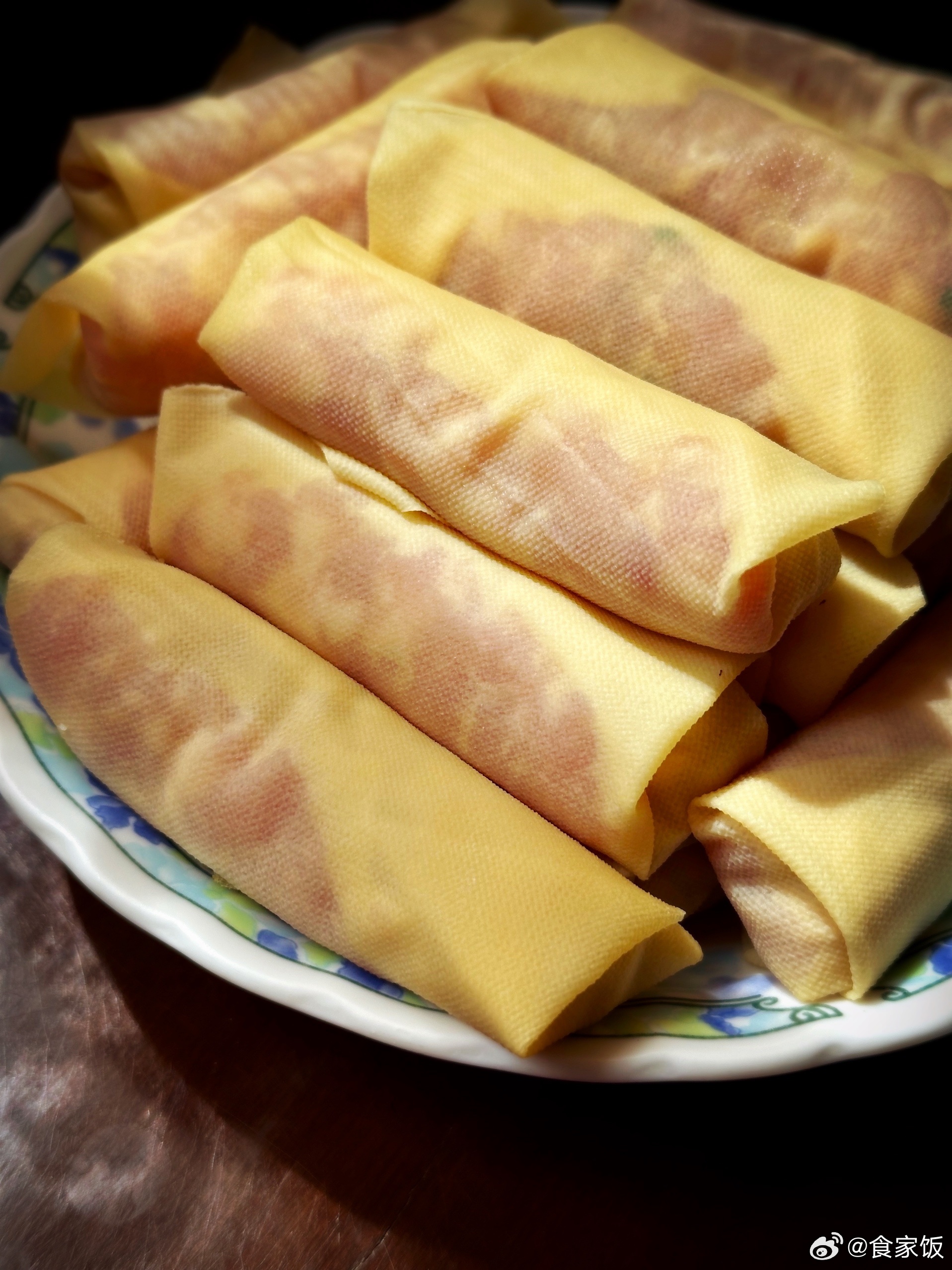 半间灶披间菜单油面筋换作油豆腐，做双档，小油豆腐里也酿了肉馅，百叶包里肉糜摊开来