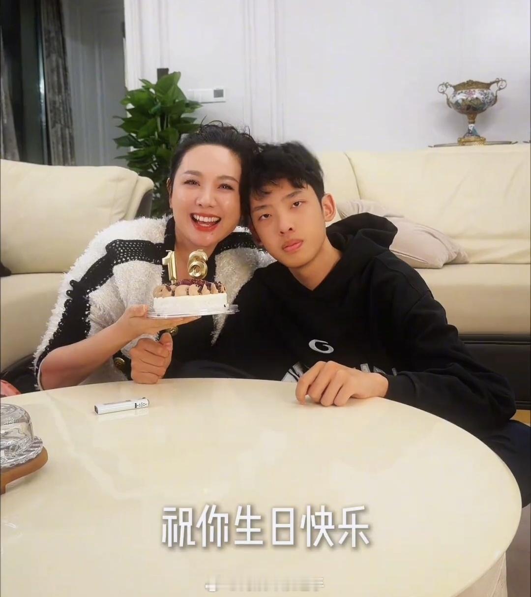 程莉莎为16岁儿子庆生郭晓冬程莉莎儿子16岁了 程莉莎为16岁儿子庆生，孩子不像