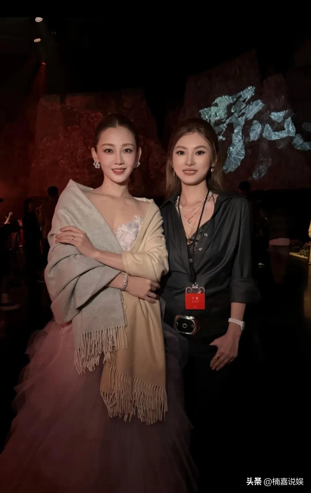 郑恺的眼光真好啊，苗苗是典型的“头包脸”，这不仅是美人相，也是富贵相。
苗苗出席