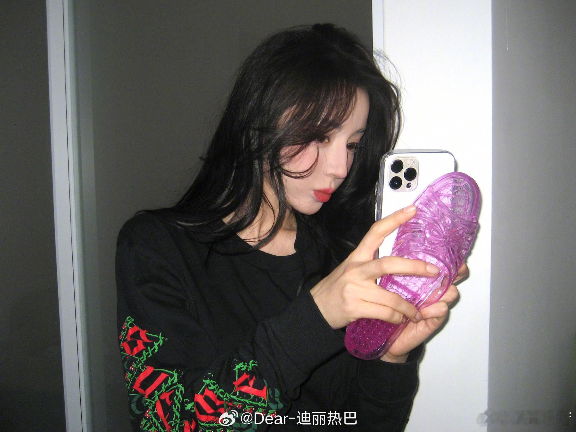 迪丽热巴手机壳主打一个多重使用谁给迪丽热巴买的手机壳 谁给迪丽热巴买的手机壳，迪