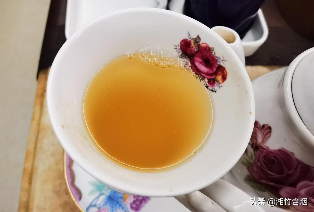 秋冬之际，要说围炉煮茶，我最爱的还是果茶“苹果+红枣”，苹果切成小块，红枣切成小