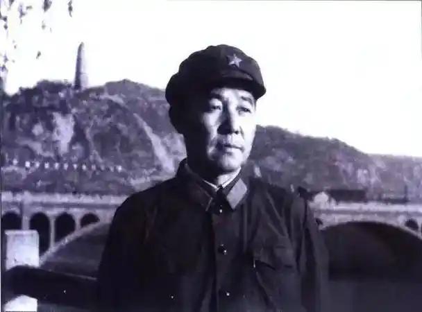 开国少将刘懋功回忆从贺兰山沿边境行程6千公里到达沱沱河。
这趟行程绝非游山玩水，