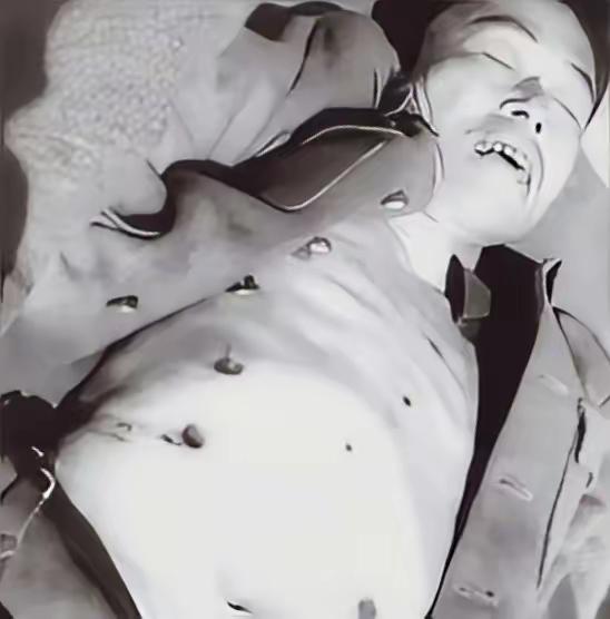 1949年淮海战场，解放军打扫战场时，竟然把已经埋好了的敌人尸体一具具挖出来，只