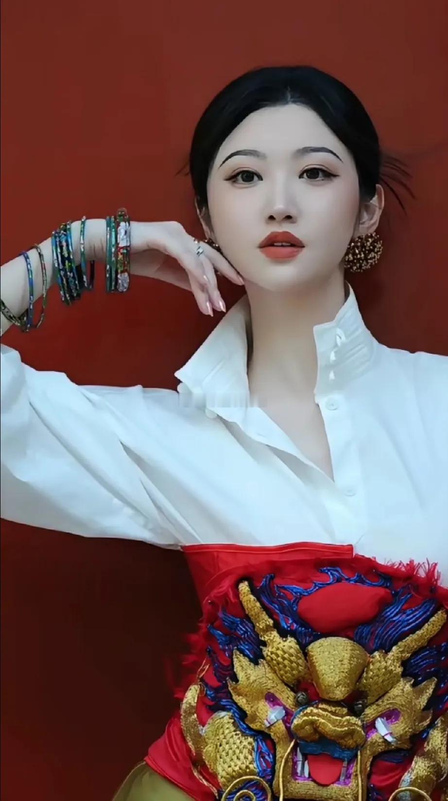 景甜这身国风加现代装混搭真好看！白衬衫清爽简约，中间的龙头刺绣束腰特别好看，成了