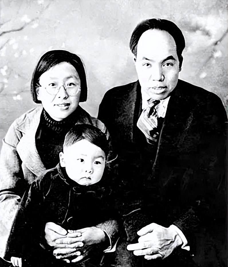 1950年，北京西单路边摆摊卖烟的小贩李英奇，身份意外败露，他正是当年奉命亲手参