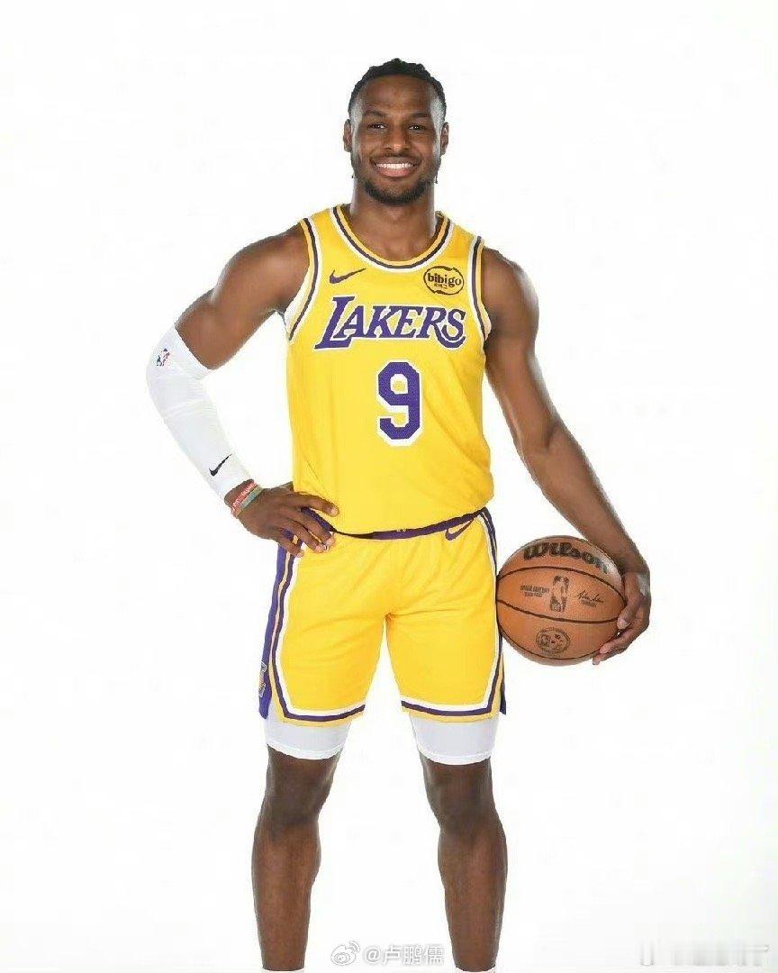 父子同队 正式亮相#布朗尼亮相湖人##布朗尼签下多年保障合同##小卢篮球世界# 