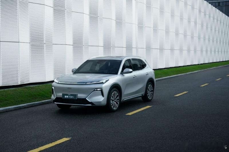 年轻人的第一台插电混动SUV 吉利银河星舰7上市9.98万元起  ，这9.98万