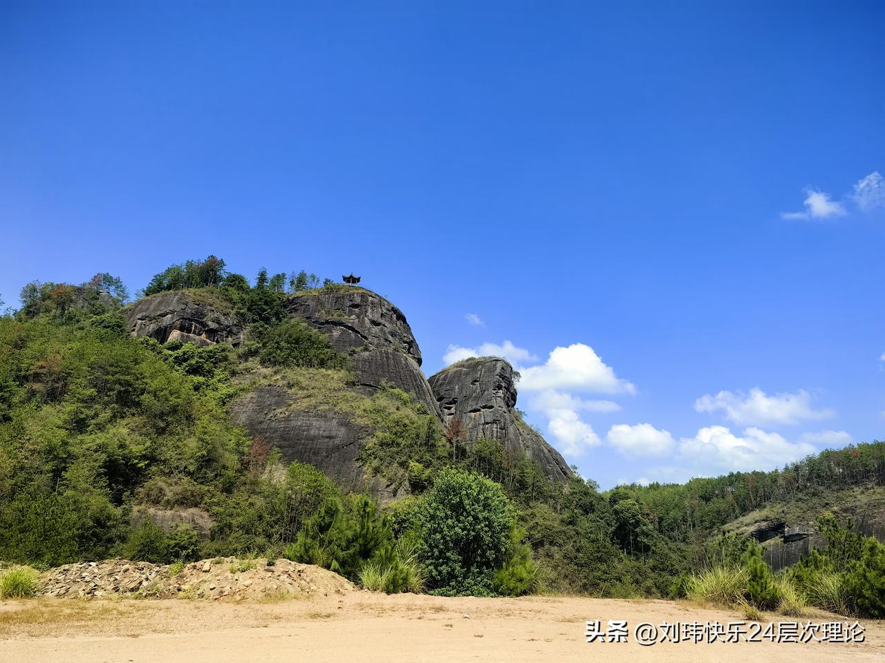 今天是周末，闲来无事，我便带着老婆孩子一起去会昌县麻州镇来石山景区游玩。这里风景