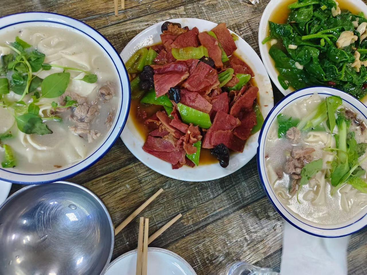 晒图笔记大赛河畔闲览静水楼宇，烟火藏在一碗热乎方城烩面里。鲜香牛肉搭配清爽时蔬，