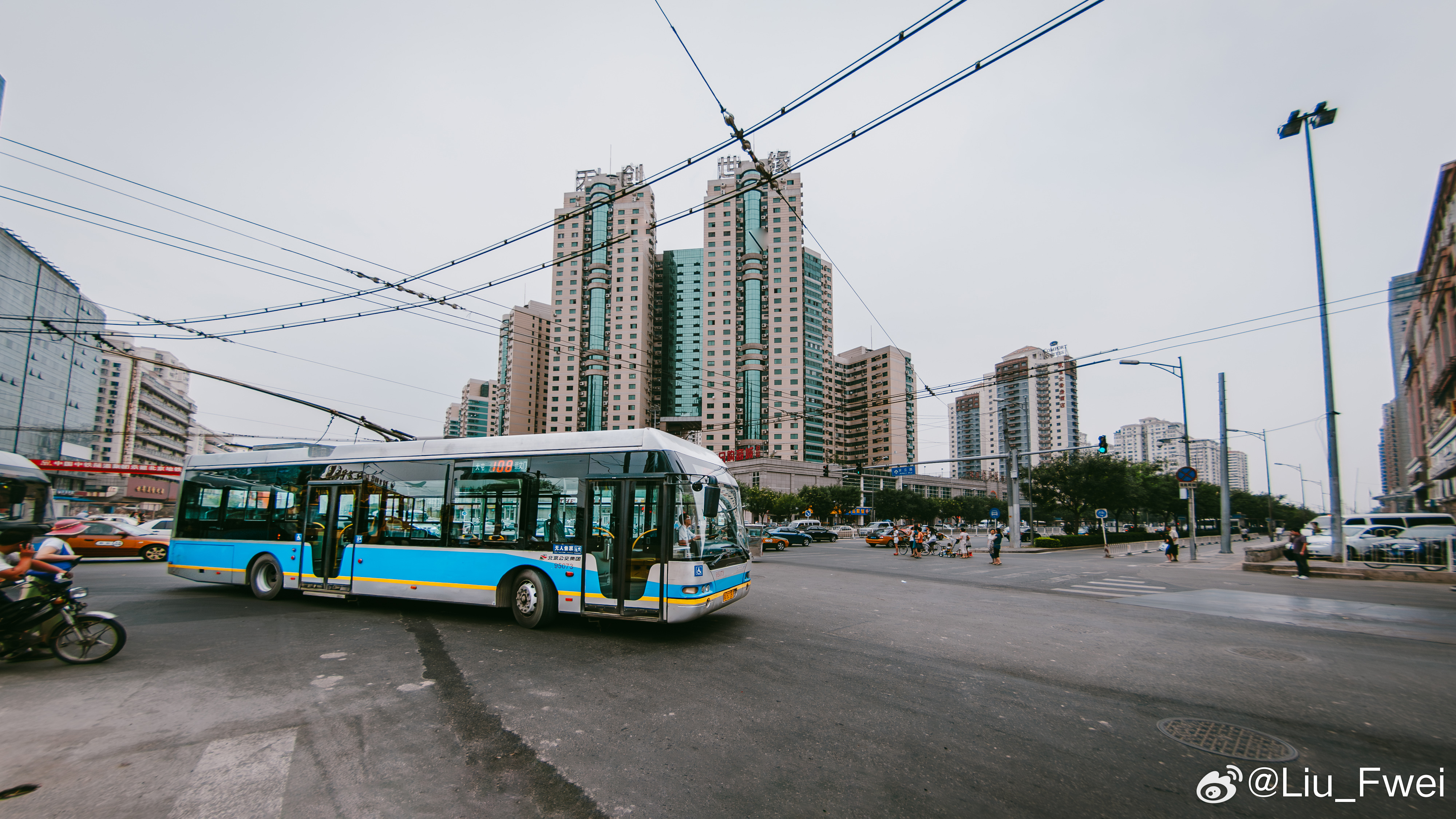 大屯，正在右转的北京电尼无轨电车108路。这一场景最终消失在2025年。 