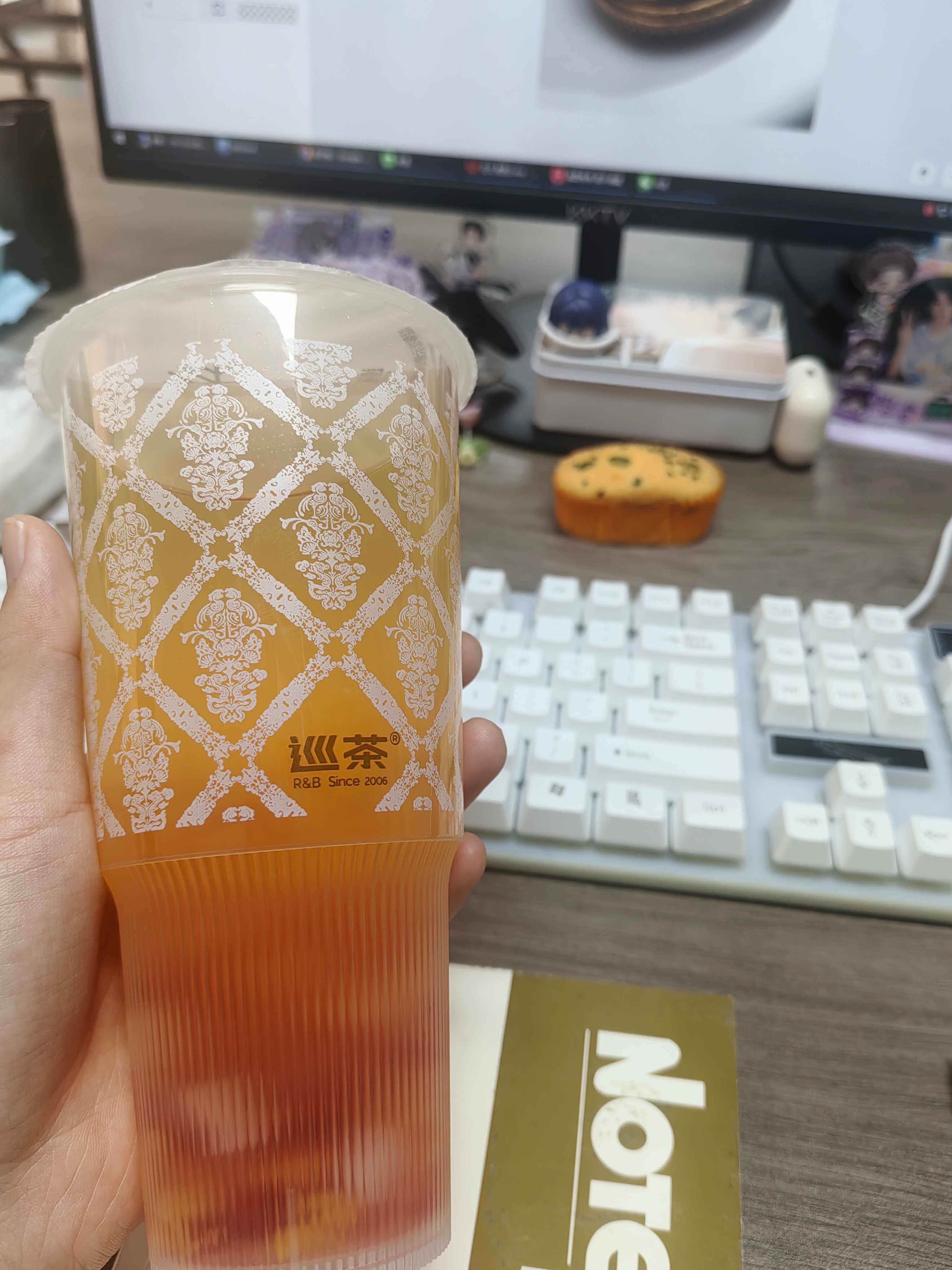 我同事都好好。。。前天下班会计晕倒在楼下了 大家都等她上救护车才走 今天她请了全