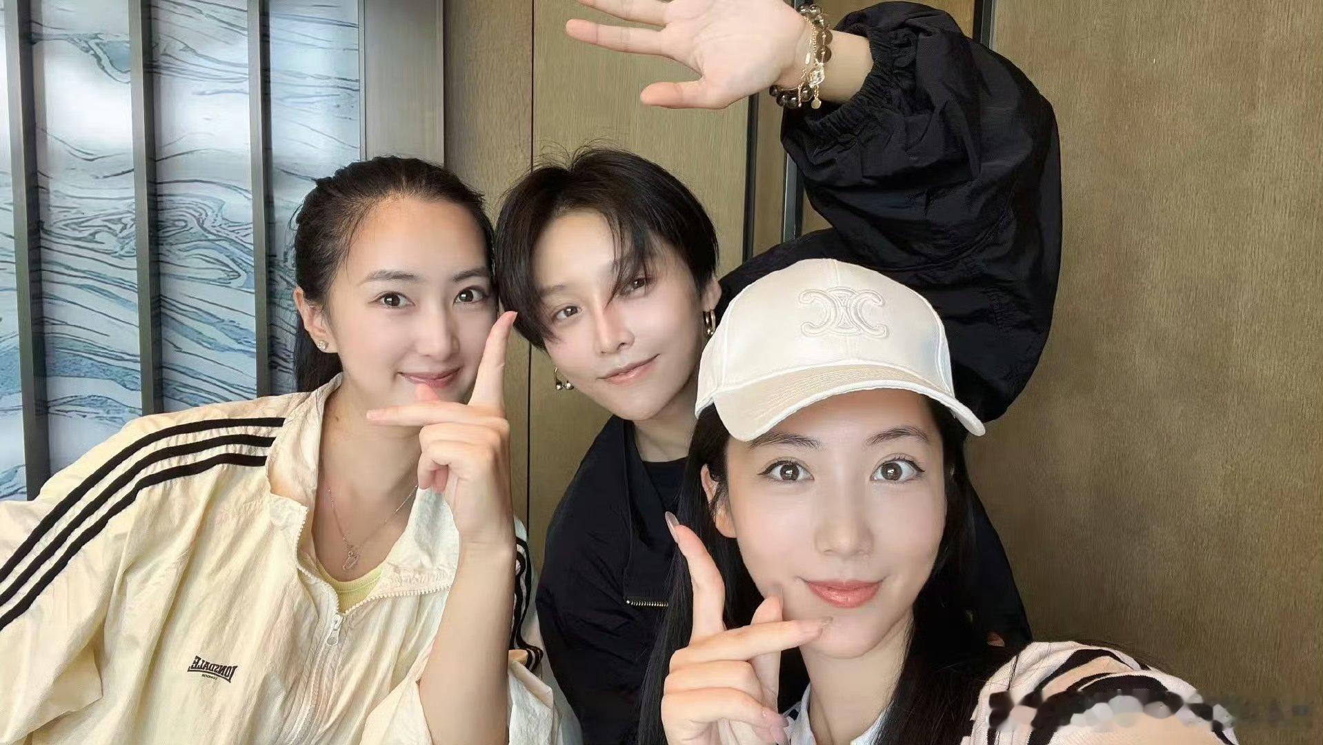 十年之约，无论世界多喧嚣，我们的默契永远静好。见了面依旧畅谈自如，分享彼此！  