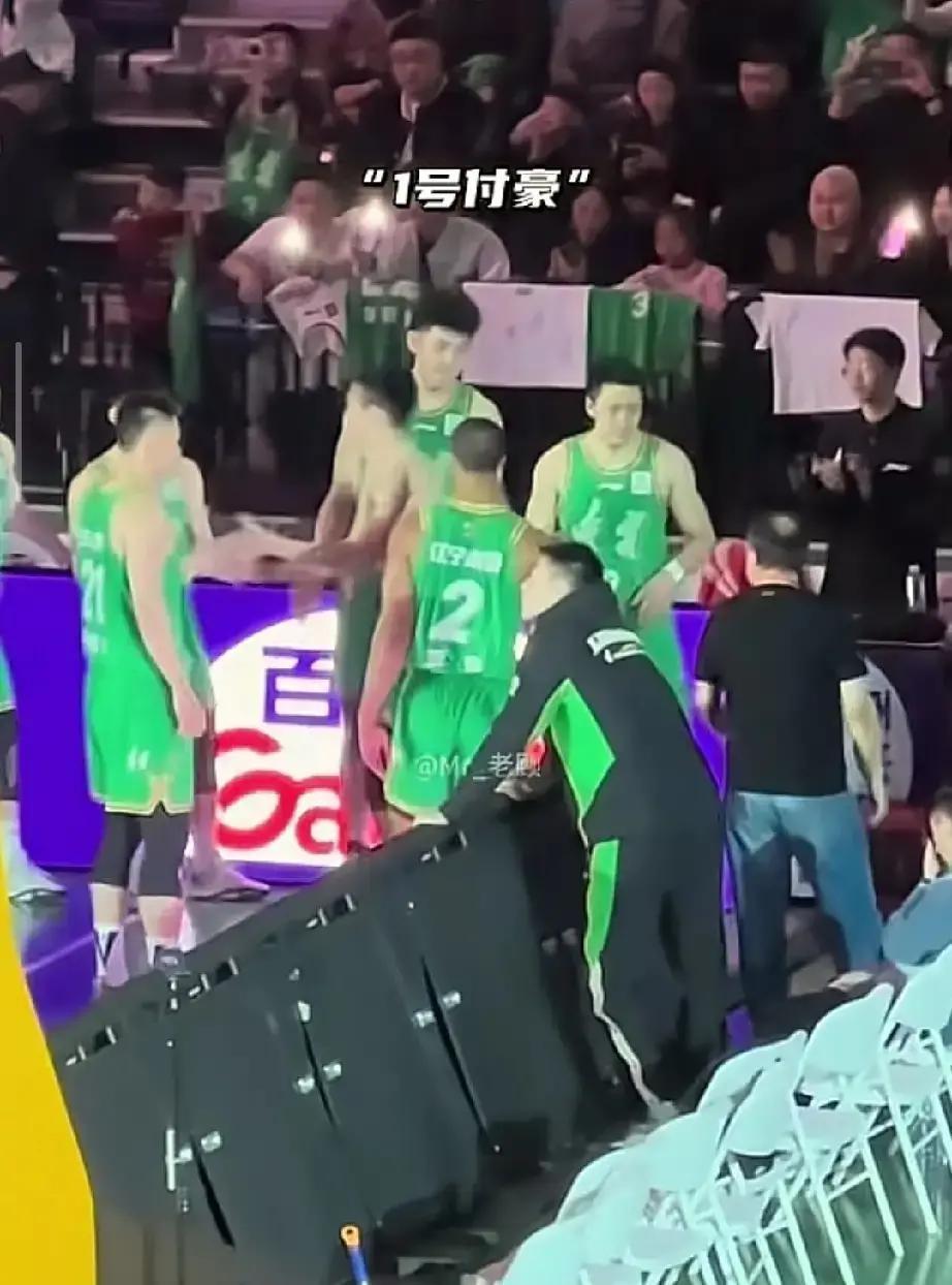 辽宁新援首秀闹乌龙 赵继伟冲出去又被拽回笑翻全场
昨晚辽宁男篮新援莱迪的CBA首